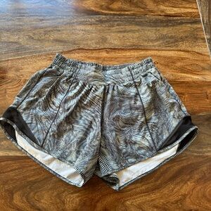 Lululemon Hotty Hot short sz6